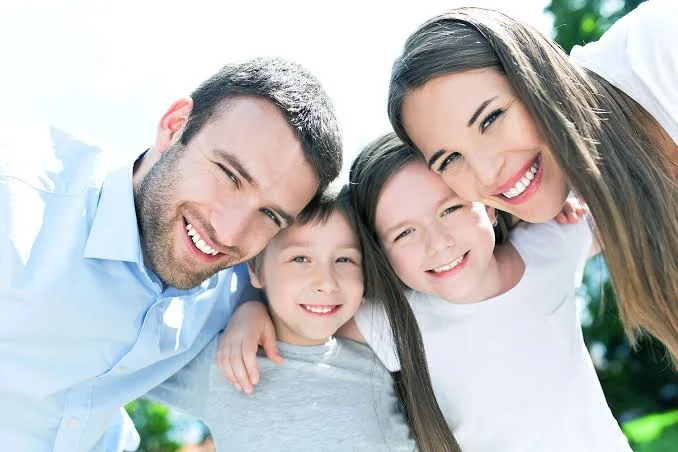 Família sorrindo após atendimento odontológico em Cubatão